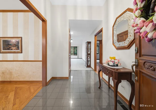 Photo 3 of Single family home for sale at 913 East St, Lemont, IL 60439 | MLS# 12767680 | Listing updated on 2026-10-23