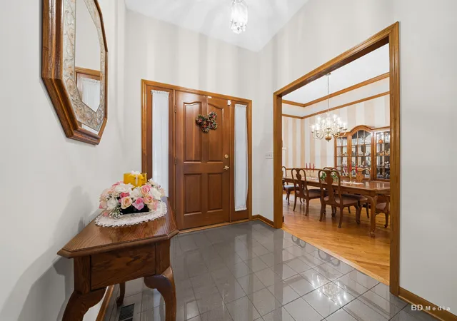 Photo 4 of Single family home for sale at 913 East St, Lemont, IL 60439 | MLS# 12767680 | Listing updated on 2026-10-23