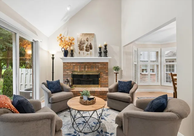 Photo 2 of Townhouse for sale at 933 Wedgewood Dr, Crystal Lake, IL 60014 | MLS# 12767760 | Listing updated on 2026-10-04