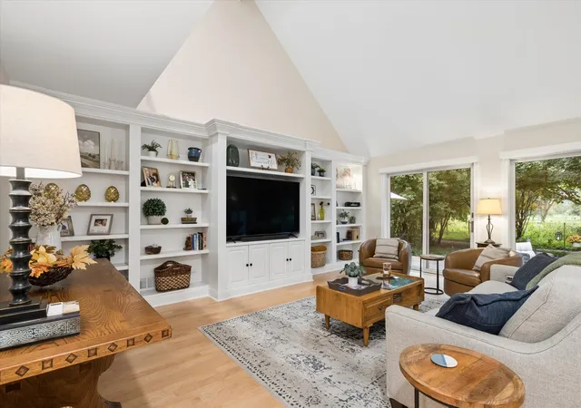 Photo 4 of Townhouse for sale at 933 Wedgewood Dr, Crystal Lake, IL 60014 | MLS# 12767760 | Listing updated on 2026-10-04