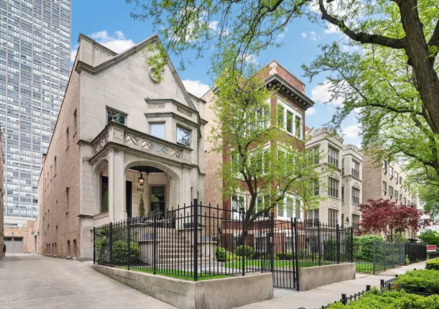 Photo 2 of Mansion for sale at 652 W Sheridan Rd, Chicago, IL 60613 | MLS# 12767765 | Listing updated on 2026-09-24