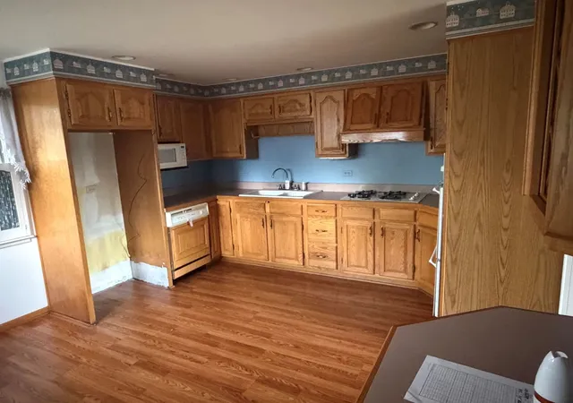 Photo 3 of Single family home for sale at 15239 Hamlin Ave, Midlothian, IL 60445 | MLS# 12767791 | Listing updated on 2026-10-07