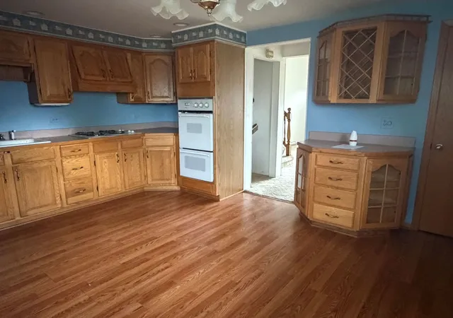 Photo 4 of Single family home for sale at 15239 Hamlin Ave, Midlothian, IL 60445 | MLS# 12767791 | Listing updated on 2026-10-07