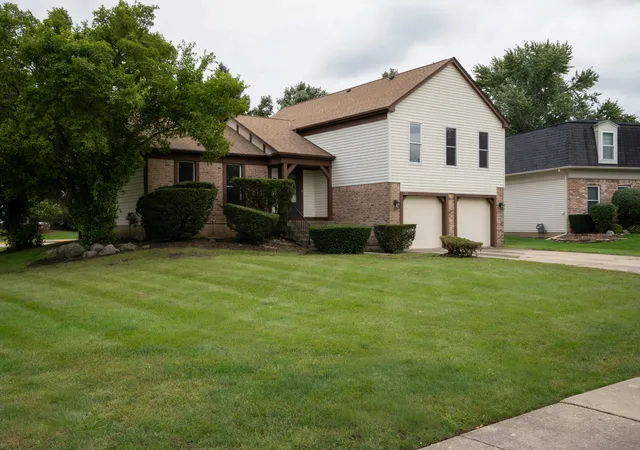 Photo 2 of Single family home for sale at 1100 Gail Dr, Buffalo Grove, IL 60089 | MLS# 12767808 | Listing updated on 2026-09-23