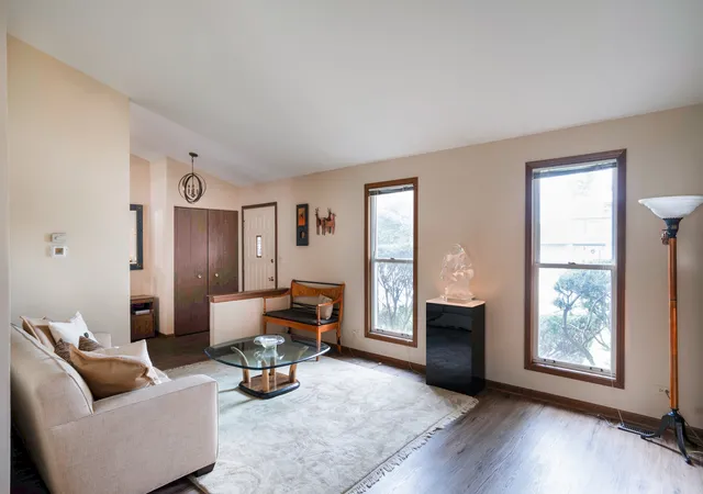 Photo 3 of Single family home for sale at 1100 Gail Dr, Buffalo Grove, IL 60089 | MLS# 12767808 | Listing updated on 2026-09-23