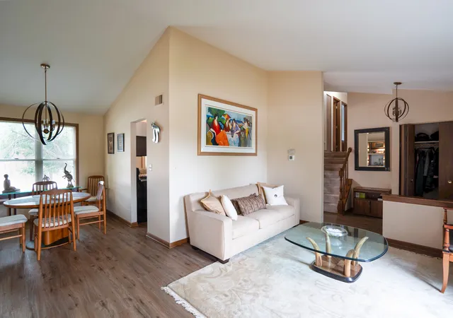 Photo 4 of Single family home for sale at 1100 Gail Dr, Buffalo Grove, IL 60089 | MLS# 12767808 | Listing updated on 2026-09-23