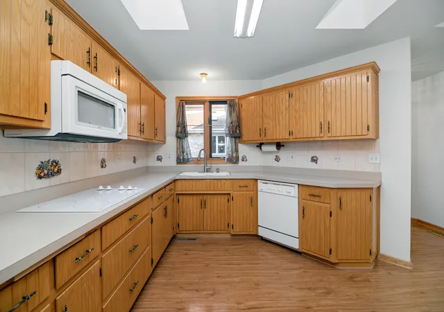 Photo 3 of Townhouse for sale at 8554 Tullamore Dr, Tinley Park, IL 60487 | MLS# 12767830 | Listing updated on 2026-09-23