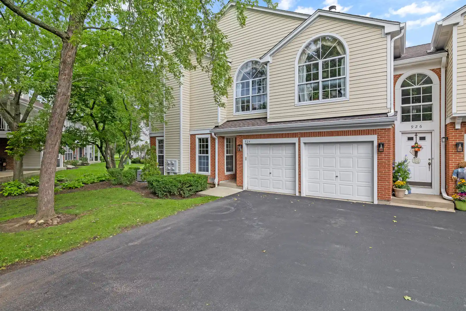 Listing Photo 2 - Condo for sale in 924 Ann Arbor Ln located at 924 Ann Arbor Ln, Vernon Hills, IL 60061 - Unit 924 Ann Arbor Ln