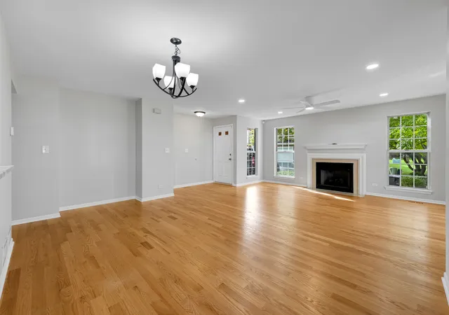 Listing Photo 4 - Condo for sale in building located at 924 Ann Arbor Ln, Vernon Hills, IL 60061 - Unit #0