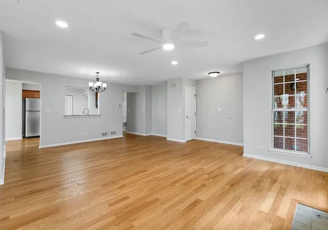 Listing Photo 5 - Condo for sale in building located at 924 Ann Arbor Ln, Vernon Hills, IL 60061 - Unit #0