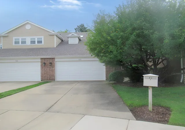 Photo 1 of Townhouse for sale at 815 Winchester Ln, Northbrook, IL 60062 | MLS# 12767849 | Listing updated on 2026-09-29