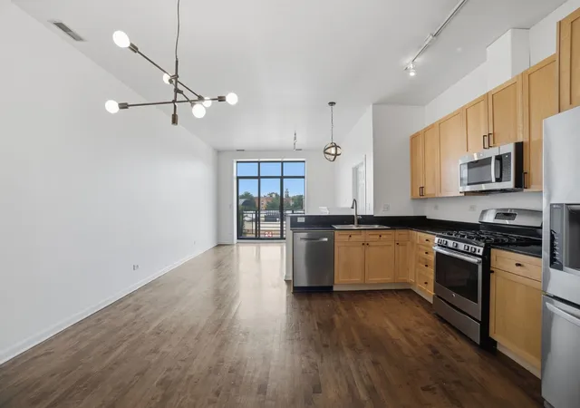 Photo 4 of Condo for sale at 4050 N Lincoln Ave #304, Chicago, IL 60618 | MLS# 12767877 | Listing updated on 2026-09-24