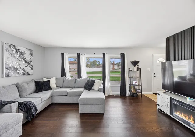 Photo 3 of Single family home for sale at 18921 Willow Ave, Country Club Hills, IL 60478 | MLS# 12767910 | Listing updated on 2026-09-24