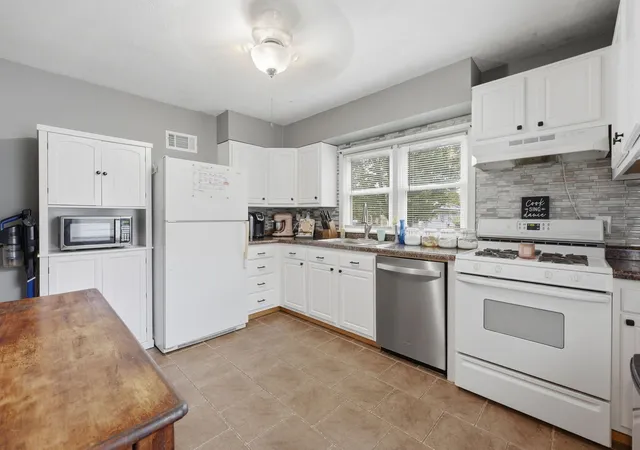Photo 3 of Single family home for sale at 402 SW 7th Avenue, Aledo, IL 61231 | MLS# 12767928 | Listing updated on 2026-10-21