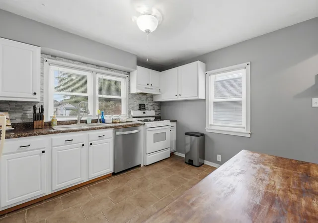 Photo 4 of Single family home for sale at 402 SW 7th Avenue, Aledo, IL 61231 | MLS# 12767928 | Listing updated on 2026-10-21