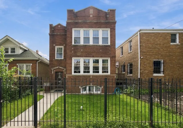 Listing Photo 1 - Condo for sale in building located at 4055 W Nelson St, Chicago, IL 60641