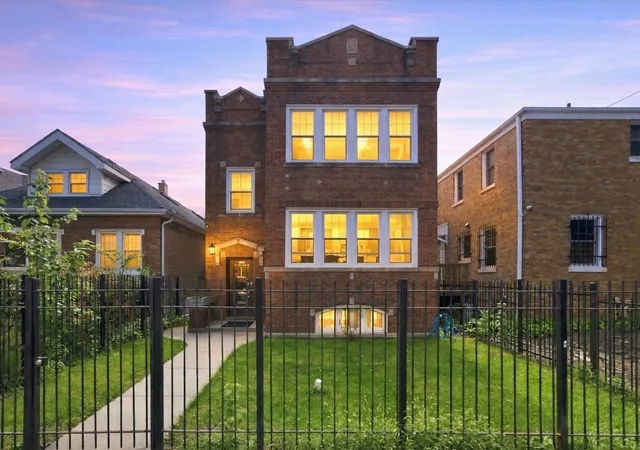 Listing Photo 2 - Condo for sale in building located at 4055 W Nelson St, Chicago, IL 60641