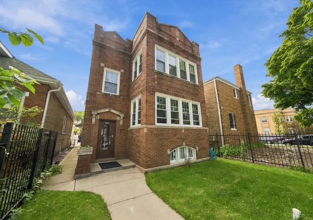 Listing Photo 3 - Condo for sale in building located at 4055 W Nelson St, Chicago, IL 60641