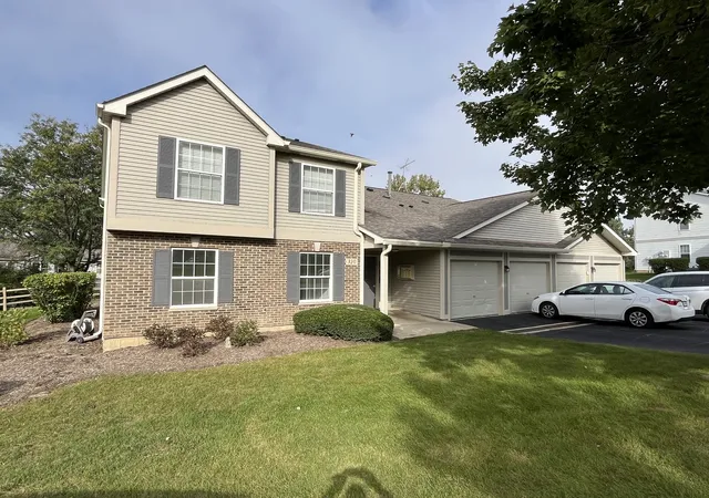 Townhouse for sale at 320 Buckingham Cir #B, Elgin, IL 60120 | MLS# 12767948