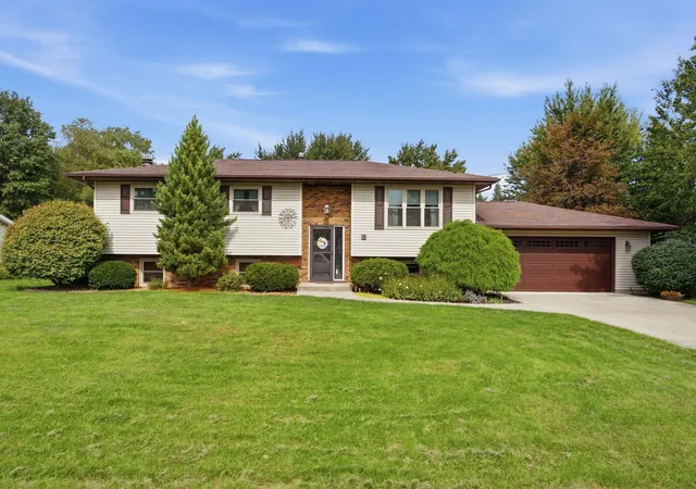 Photo 1 of Single family home for sale at 1 Kimberly Dr, Coal Valley, IL 61240 | MLS# 12767964 | Listing updated on 2026-09-30