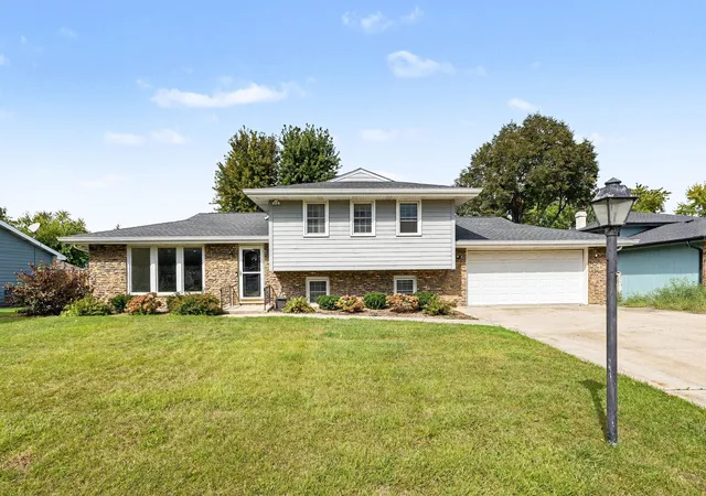 Photo 2 of Single family home for sale at 524 Dogwood Ct, Joliet, IL 60431 | MLS# 12767995 | Listing updated on 2026-09-24