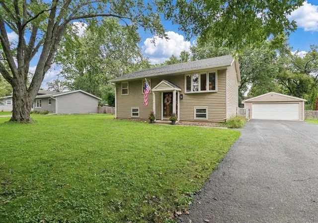 Single family home for sale at 15670 W Sprucewood Ln, Libertyville, IL 60048 | MLS# 12768042