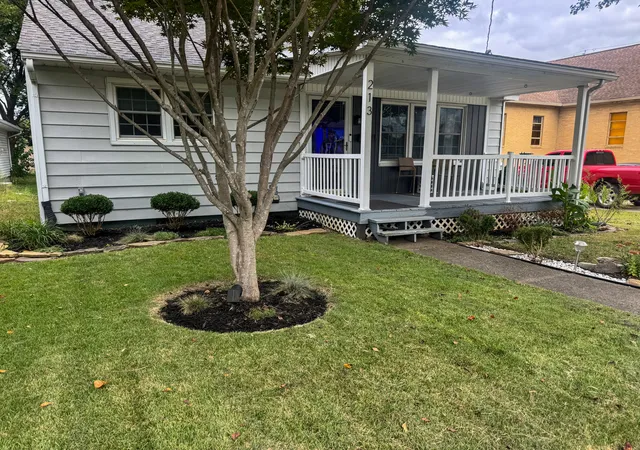 Photo 1 of Single family home for sale at 213 E 11th Street, Metropolis, IL 62960 | MLS# 12768046 | Listing updated on 2026-10-06