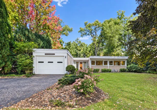Photo 1 of Single family home for sale at 940 Ridgewood Dr, Highland Park, IL 60035 | MLS# 12768050 | Listing updated on 2026-10-07