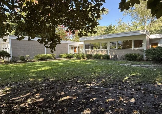 Photo 3 of Single family home for sale at 940 Ridgewood Dr, Highland Park, IL 60035 | MLS# 12768050 | Listing updated on 2026-10-07