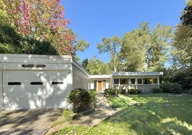 Photo 3 of Single family home for sale at 940 Ridgewood Dr, Highland Park, IL 60035 | MLS# 12768050 | Listing updated on 2026-10-08