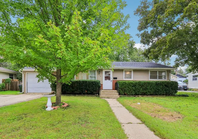 Photo 3 of Single family home for sale at 370 W Margaret Ter, Cary, IL 60013 | MLS# 12768052 | Listing updated on 2026-09-24