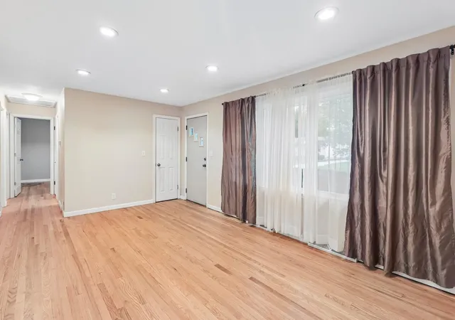 Photo 4 of Single family home for sale at 370 W Margaret Ter, Cary, IL 60013 | MLS# 12768052 | Listing updated on 2026-09-24