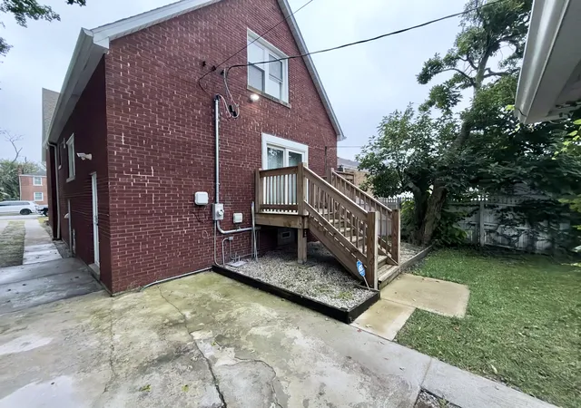 Photo 3 of Single family home for sale at 122 Warren St, Calumet City, IL 60409 | MLS# 12768061 | Listing updated on 2026-09-29