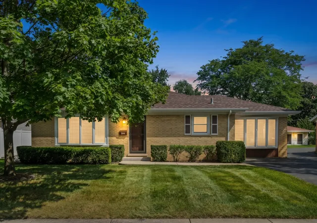 Photo 2 of Single family home for sale at 304 Crestwood Dr, Roselle, IL 60172 | MLS# 12768063 | Listing updated on 2026-10-07
