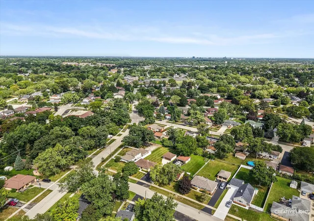 Photo 3 of Single family home for sale at 304 Crestwood Dr, Roselle, IL 60172 | MLS# 12768063 | Listing updated on 2026-10-07