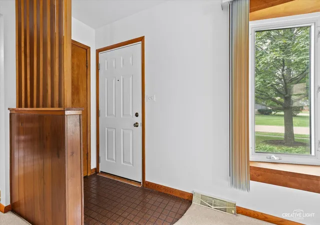 Photo 3 of Single family home for sale at 304 Crestwood Dr, Roselle, IL 60172 | MLS# 12768063 | Listing updated on 2026-10-08