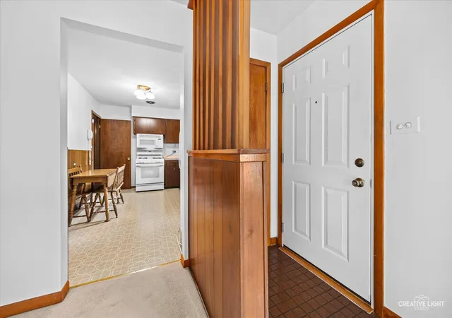 Photo 4 of Single family home for sale at 304 Crestwood Dr, Roselle, IL 60172 | MLS# 12768063 | Listing updated on 2026-10-08