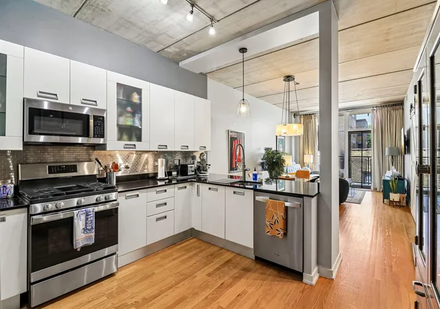 Listing Photo 2 - Condo for sale in building located at 5430 N Sheridan Rd, Chicago, IL 60640 - Unit #504
