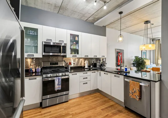 Listing Photo 3 - Condo for sale in building located at 5430 N Sheridan Rd, Chicago, IL 60640 - Unit #504