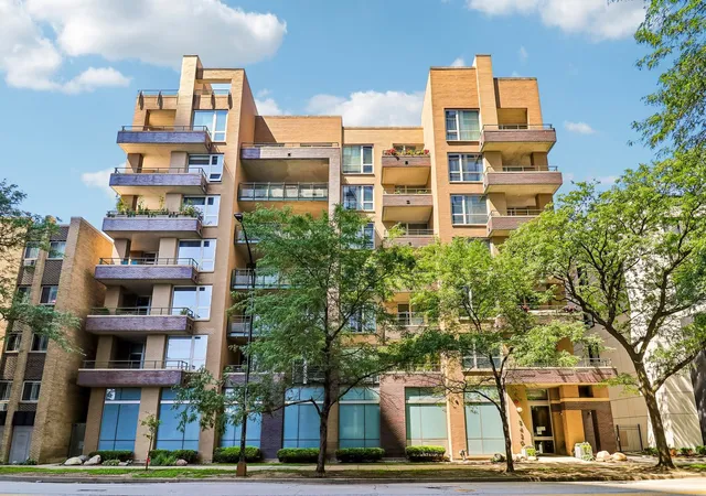 Listing Photo 1 - Condo for sale in building located at 5430 N Sheridan Rd, Chicago, IL 60640 - Unit #504