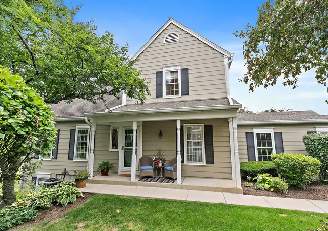 Photo 2 of Townhouse for sale at 232 Sedgewick Cir, St. Charles, IL 60174 | MLS# 12768074 | Listing updated on 2026-09-24