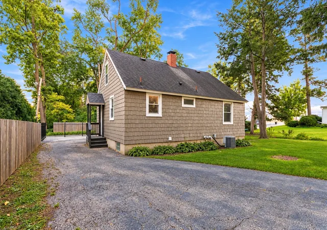 Photo 3 of Single family home for sale at 254 W Main St, Carpentersville, IL 60110 | MLS# 12768078 | Listing updated on 2026-10-07
