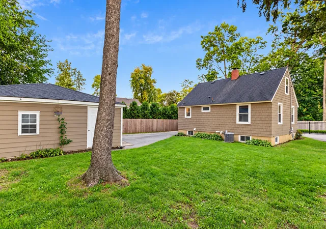 Photo 3 of Single family home for sale at 254 W Main St, Carpentersville, IL 60110 | MLS# 12768078 | Listing updated on 2026-10-07