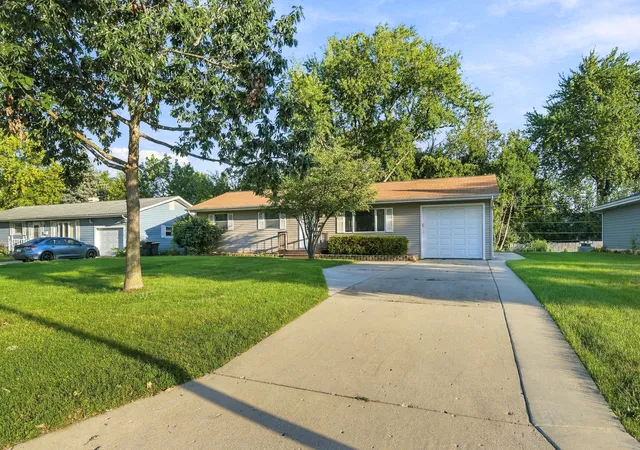 Photo 2 of Single family home for sale at 145 Shawnee Dr, Carol Stream, IL 60188 | MLS# 12768089 | Listing updated on 2026-09-24