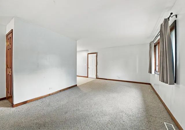 Photo 4 of Single family home for sale at 145 Shawnee Dr, Carol Stream, IL 60188 | MLS# 12768089 | Listing updated on 2026-09-24