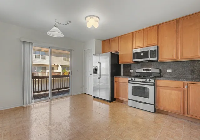 Photo 4 of Townhouse for sale at 792 River Ml Pkwy, Wheeling, IL 60090 | MLS# 12768090 | Listing updated on 2026-10-05