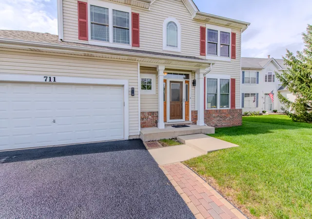 Photo 3 of Single family home for sale at 711 Silver Fox Dr, Joliet, IL 60431 | MLS# 12768094 | Listing updated on 2026-09-25