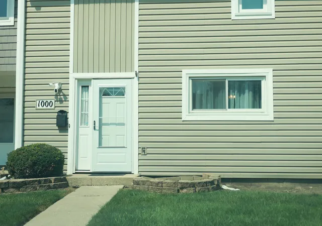 Photo 2 of Townhouse for sale at 1000 Sandpiper Ct, Bartlett, IL 60103 | MLS# 12768100 | Listing updated on 2026-09-24