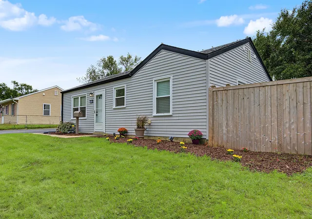 Photo 2 of Single family home for sale at 1802 Innercircle Dr, Crest Hill, IL 60403 | MLS# 12768108 | Listing updated on 2026-09-24