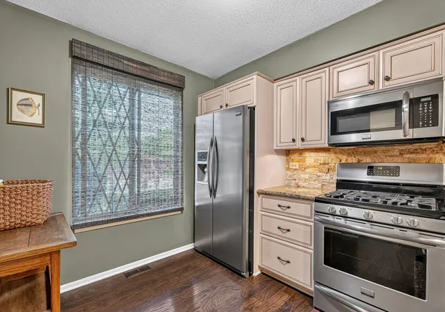 Listing Photo 4 - Condo for sale in building located at 818 Shagbark Rd, New Lenox, IL 60451 - Unit #0